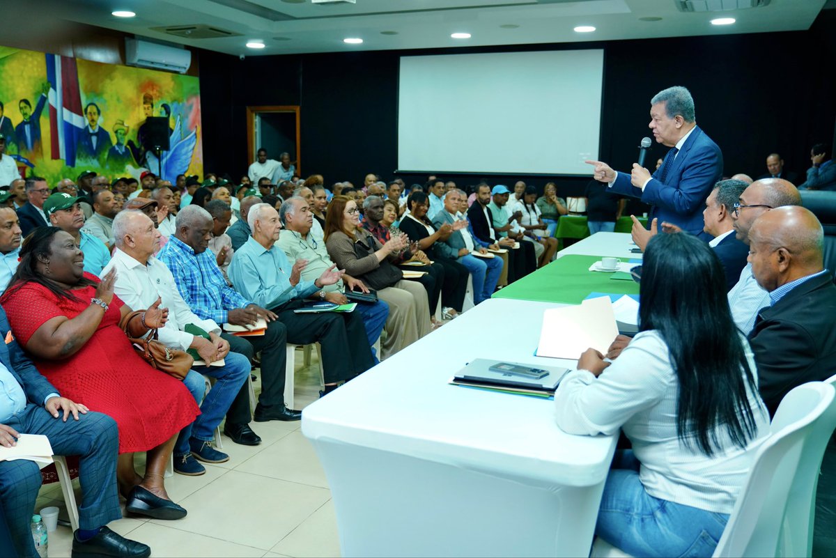 keylaReyna04's tweet photo. Ayer, el presidente de la @FPcomunica, Dr. @LeonelFernandez , encabezó una trascendental asamblea celebrada en la Casa del Pueblo Johnny Ventura, donde se dieron cita dirigentes y militantes del Gran Santo Domingo, Monte Plata y Pedro Brand.

La jornada contó con la participación del presidente del Gran Santo Domingo, Rubén Maldonado, junto a miembros de la Dirección Política, el Secretario General, las Direcciones Ejecutivas y los presidentes de circunscripciones, reafirmando el compromiso de la organización con el fortalecimiento del trabajo político y la unidad de sus estructuras.

Seguimos avanzando con organización, compromiso y visión de futuro.

#FPComunica #FuerzaDelPueblo #AsambleaFP