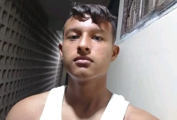 ReporteYa's tweet photo. #17Jul #Venezuela #Terremotos #LaGuaira
El padre de Amir Infante denunció que, tras rescatar a su hijo de 16 años de los escombros luego de los terremotos del 24 de junio, el adolescente falleció camino al hospital y su cuerpo desapareció bajo custodia del Senamecf. La familia asegura que continúa buscándolo sin obtener respuestas de las autoridades. – El Pitazo
