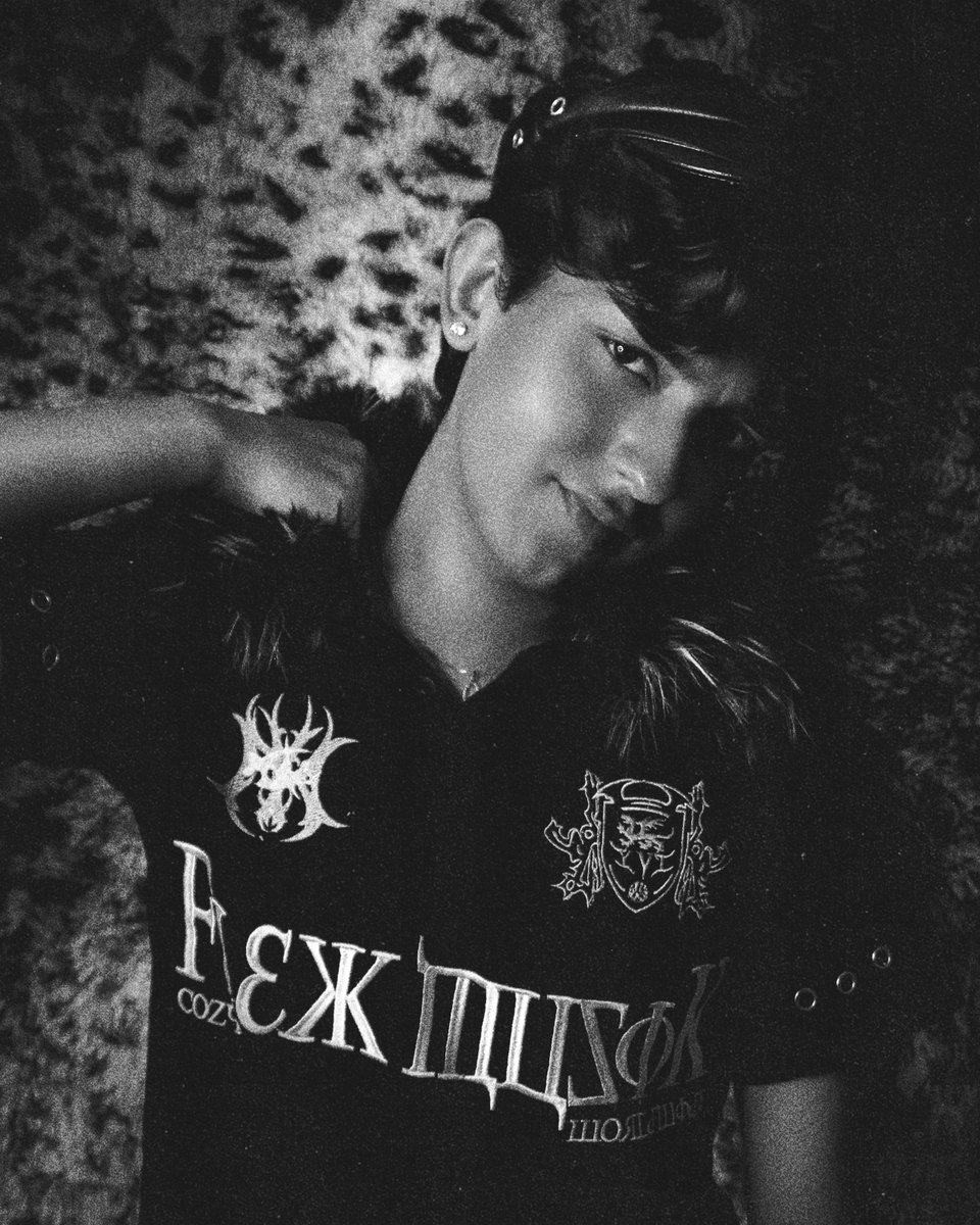 ctrlcarloss's tweet photo. my ep MISSTER is out now everywhere !! .✦ ݁˖ https://t.co/8s9UgfHPdx