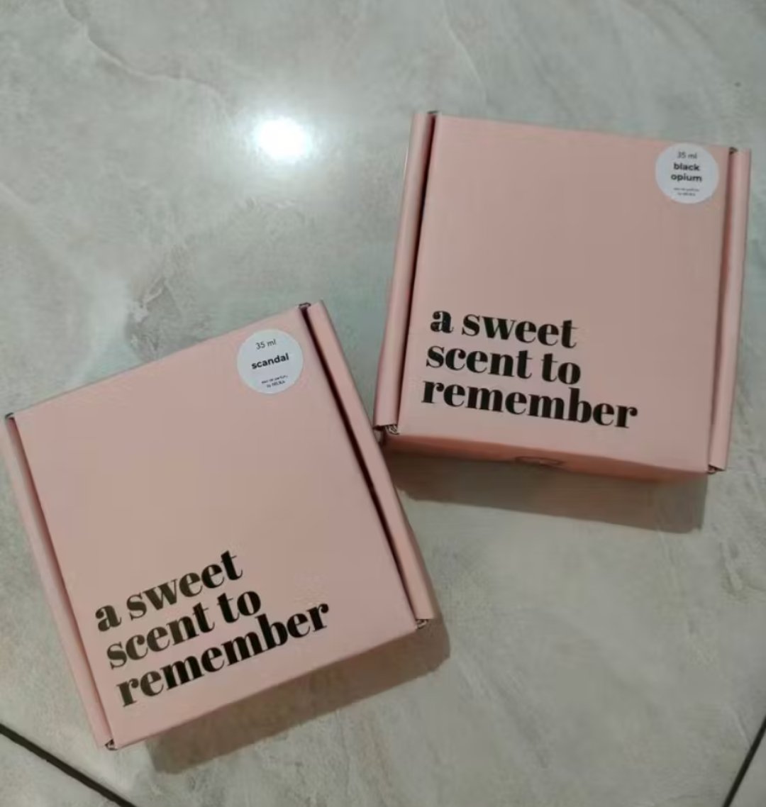 gunnn____'s tweet photo. Nggak heran kalau parfum ini udah terjual 10 RIBU++ botol dengan rating hampir sempurna 4.9! ⭐ Yang bikin tenang, mereka punya garansi "Bebas Retur" kalau ternyata wanginya nggak cocok di kamu. Harganya cuma 70 ribuan aja! 😭💸

Link order di bawah ya mumpung lagi ada diskon 👇 https://t.co/tltzMUrkaO