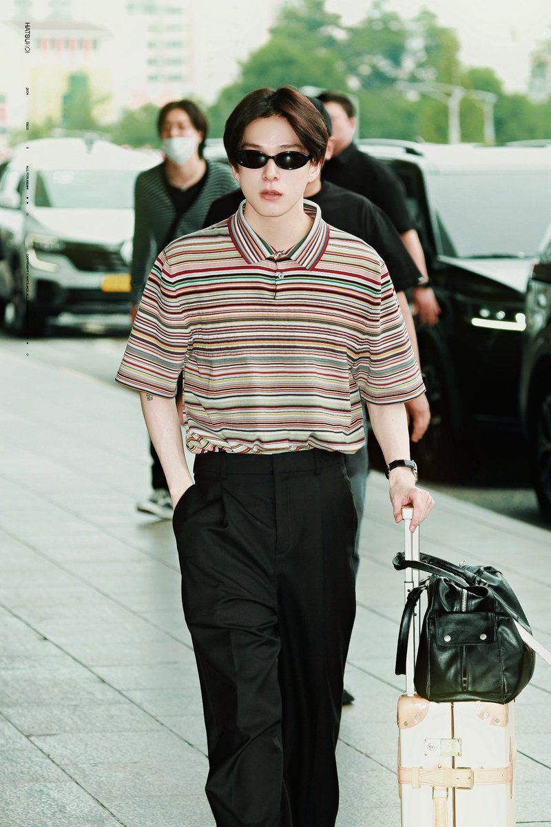 summer___sky_'s tweet photo. アサヒさんPaul Smithのトップス！！
めっちゃいい、、色鮮やかなストライプが素敵です

最近展覧会行ってPaul Smithのブックも買ってたしね:)

バッグはPORTERに安定のhender schemeのキーホルダー、マーチン

アサヒさんのスタイリングは
シンプルすぎず抜け感があって遊び心も垣間見えるのが素敵 https://t.co/LideT6Qf4k