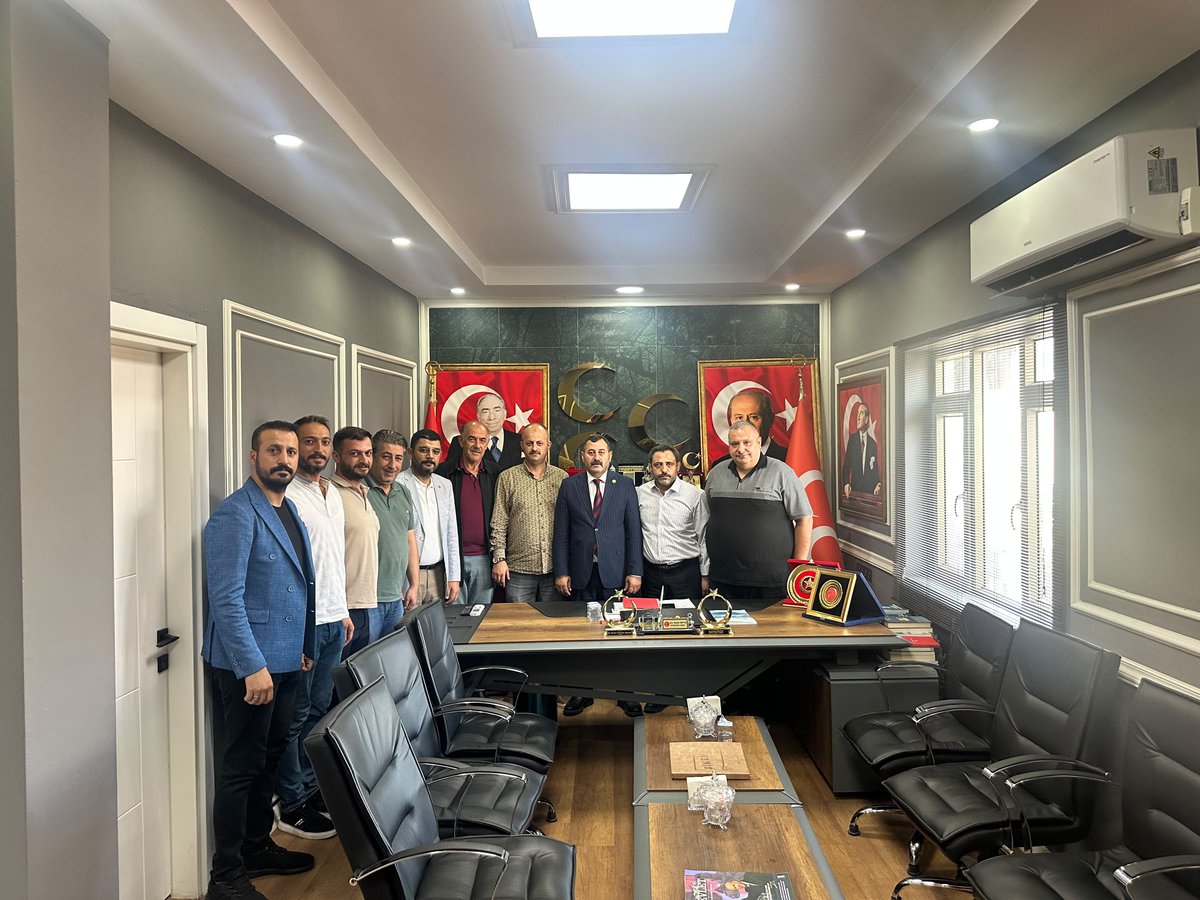 Sanliurfa_MHP's tweet photo. Şanlıurfa Büyükşehir Belediyesi geçmiş dönem Spor Daire Başkanı Sayın Ahmet Dedeoğlu, geçmiş dönem Viranşehir Belediye Başkan Adayı Sayın İbrahim Gelin, geçmiş dönem Ak Parti Karaköprü Gençlik Kolları  Başkanı  Sayın Mehmet Eriş ve Sayın Suat Şimsaroğlu, İl Başkanımız Sayın Ecz. Osman Mutlu'ya hayırlı olsun ziyaretinde bulundular.

Nazik ziyaretleri dolayısıyla kendilerine teşekkür ediyoruz.

@dbdevletbahceli 
@MHP_Bilgi 
@eczosmanmutlu