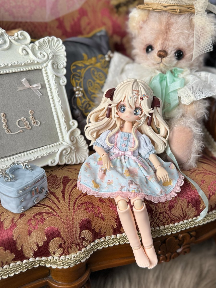 anonymouse0901's tweet photo. 委託のアウトフィットも色々取り扱っていて、このお洋服はMarimo(@marimo_ribbon )さんの作品。
お値段2000円以下で良心的すぎたしお洋服に合うブラインドドールの種類を幾つか書いたPOPがあって親切だった。 https://t.co/3vF0Hh88Oc