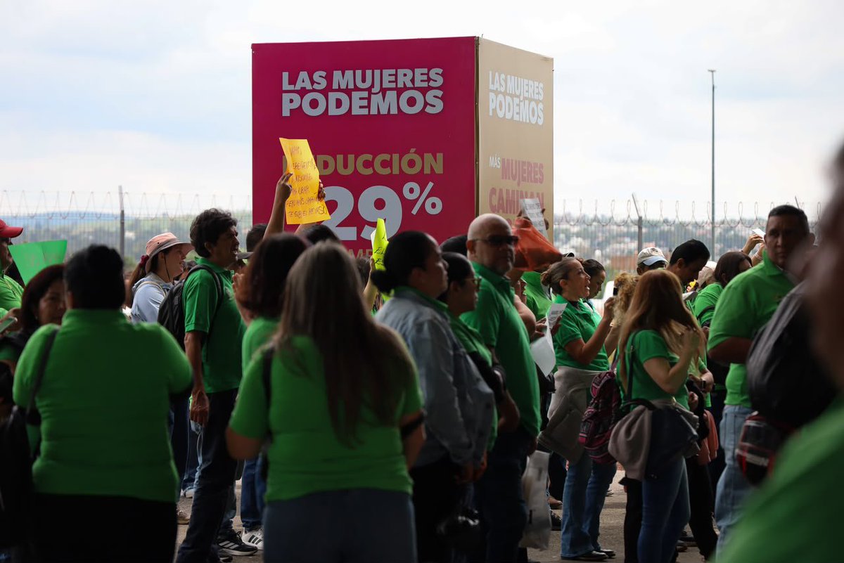 Moreliactiva's tweet photo. ‼️ Integrantes del #STASPE se manifiestan al exterior del Auditorio Bicentenario, donde este viernes se lleva a cabo un evento encabezado por el Gobierno del Estado.
En la zona se registra presencia de manifestantes y autoridades.
📷 Contraluz https://t.co/78YNLHtSVi