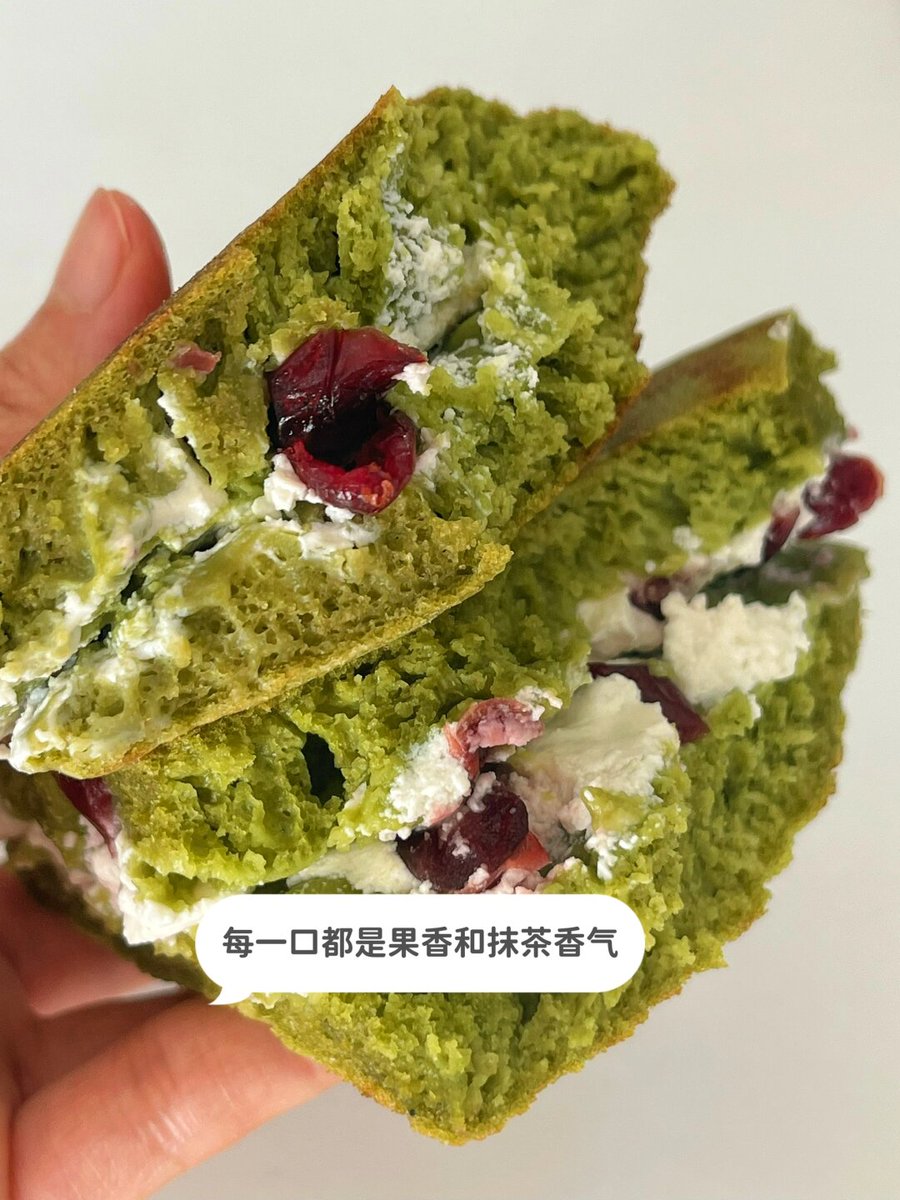 GrettaKalm29460's tweet photo. 【烘焙小确幸】刚出炉的蔓越莓曲奇香香脆脆，咬一口都是满满的黄油香气，治愈一天的疲惫～ 今天也是为甜香心动的人呀！， https://t.co/jLZVGtBuvT