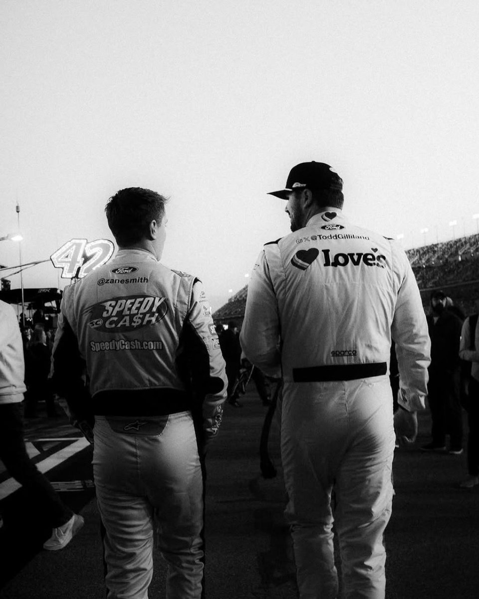 LFGZS_'s tweet photo. here’s to more fun moments in 2027 🤝 https://t.co/gyffCQ9ldr