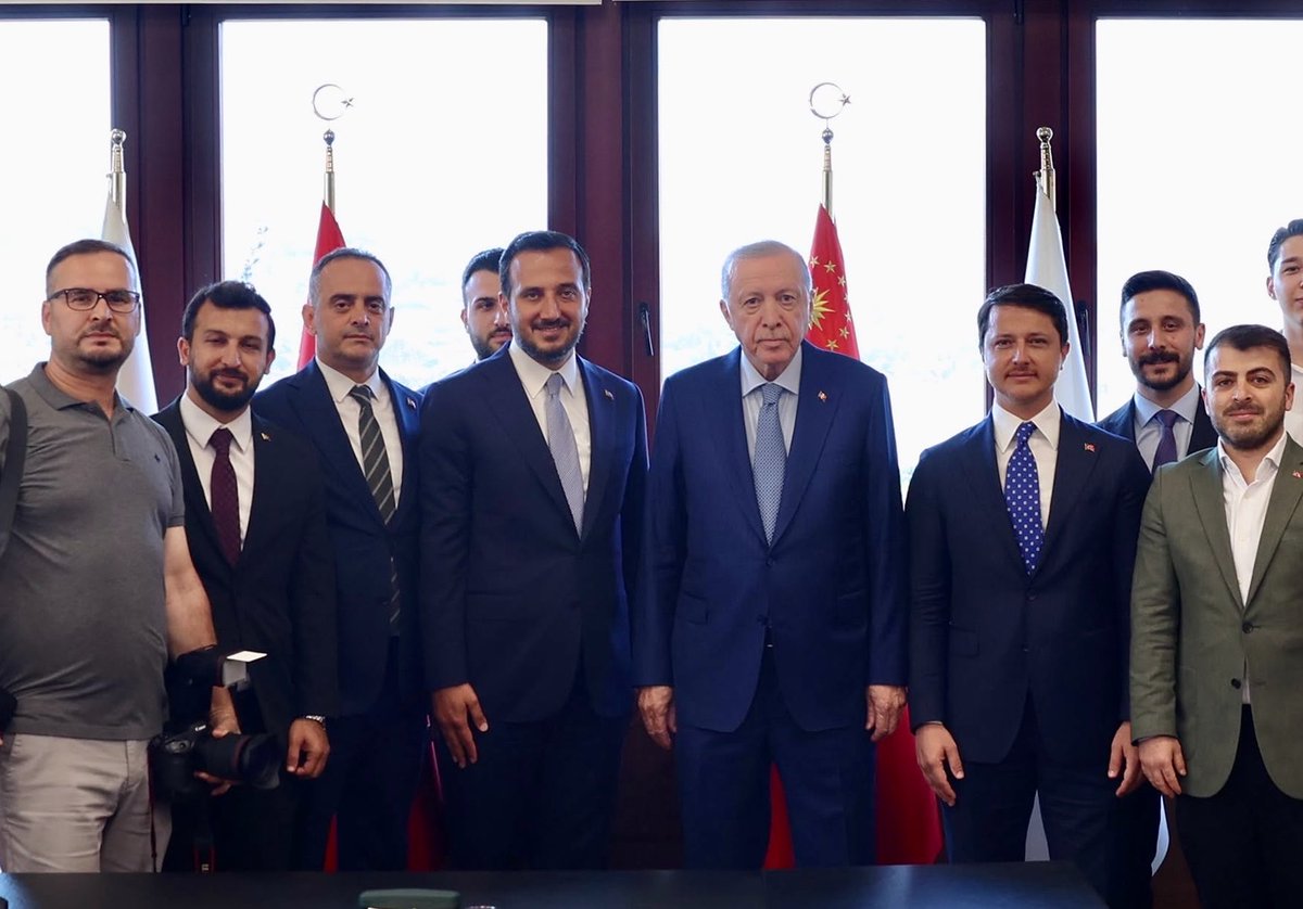 Ersinncevik's tweet photo. Ömrünü milletimize ve ülkemize adayan, devletimizin gücünü her alanda hissettiren Sayın Cumhurbaşkanımız @RTErdogan’a ne kadar teşekkür etsek, ne kadar çalışsak azdır. 

Rabbim kendisinden razı olsun. Onun yolunda yol yürümeyi bizlere her daim nasip etsin. https://t.co/VVexYsk5Lg