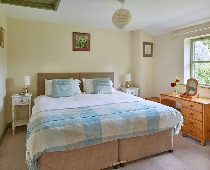 TheHolidayCots's tweet photo. Just 3 miles from the historic market town of Marlborough, guests at Buckerfields Barn can enjoy the perfect balance of rural tranquillity &amp; easy access to Wiltshire's many attractions, picturesque villages &amp; scenic walking routes. 🌳

🛏️ 2
https://t.co/hEu3WXgqRL

#Wiltshire #UK https://t.co/f2uLIuefXs