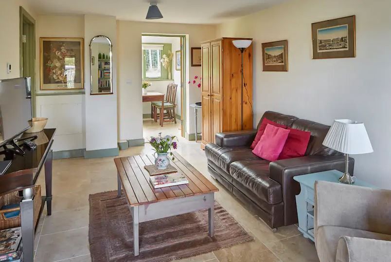 TheHolidayCots's tweet photo. Just 3 miles from the historic market town of Marlborough, guests at Buckerfields Barn can enjoy the perfect balance of rural tranquillity &amp; easy access to Wiltshire's many attractions, picturesque villages &amp; scenic walking routes. 🌳

🛏️ 2
https://t.co/hEu3WXgqRL

#Wiltshire #UK https://t.co/f2uLIuefXs