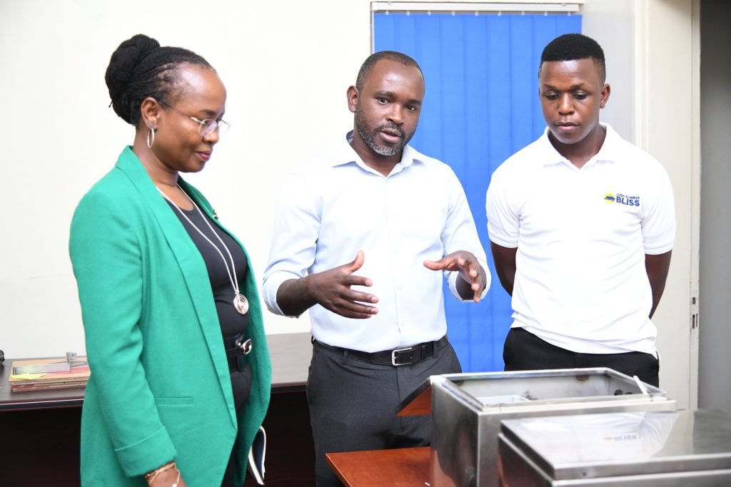Makerere's tweet photo. The DVCAA Prof. @SsaliSarah has highly commended @RENU_256's Industrial Training Programme for its profound impact on equipping students with vital hands-on ICT skills.

During her recent visit to the training facility, Prof. Ssali emphasized the urgent need to expand the initiative to accommodate more students, boosting nationwide graduate employability.

Details: https://t.co/0r3ltpyYS5