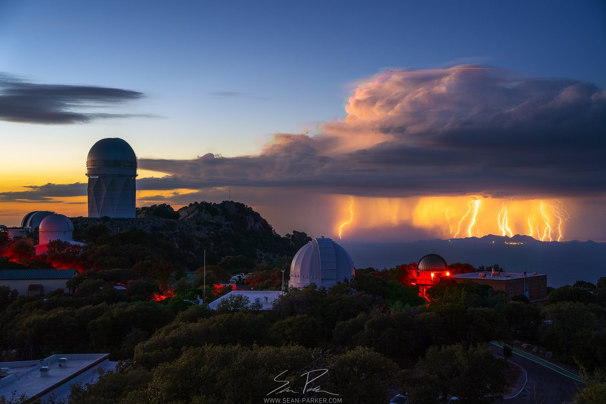 KittPeakNatObs's tweet photo. Photographer Sean Parker captured these dramatic images from NSF @KittPeakNatObs in June 2026, saying, “We were treated to a spectacular sunset, incredible views of the Milky Way, and even a distant monsoon lightning show dancing across the horizon.” ⛈️

📷@seanparkerphoto https://t.co/GwmuYmHGn9