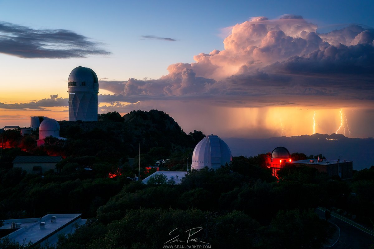 KittPeakNatObs's tweet photo. Photographer Sean Parker captured these dramatic images from NSF @KittPeakNatObs in June 2026, saying, “We were treated to a spectacular sunset, incredible views of the Milky Way, and even a distant monsoon lightning show dancing across the horizon.” ⛈️

📷@seanparkerphoto https://t.co/GwmuYmHGn9