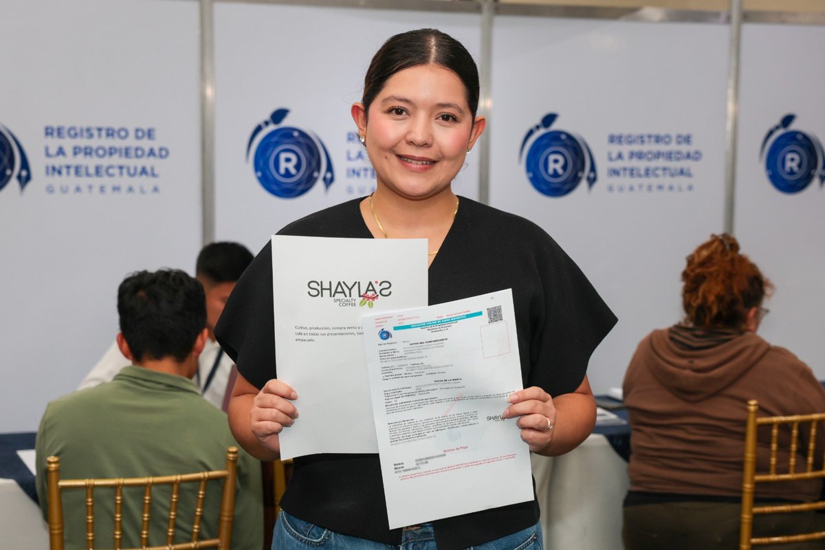 MINECOGT's tweet photo. ¿Dónde inscribo mi empresa? ¿Cómo protejo el nombre de mi negocio? ¿Qué requisitos necesito para comenzar?

Durante la Jornada de Formalización Empresarial organizada por el Viceministerio de Desarrollo de la MIPYME, emprendedores y propietarios de negocios recibieron orientación directa y avanzaron en gestiones clave para fortalecer sus empresas.

El @RegistroMercant acompañó la inscripción de negocios y entregó patentes de comercio a quienes completaron el proceso. El #RegistrodelaPropiedadIntelectual brindó asesoría para proteger la identidad comercial y apoyó la presentación de solicitudes de registro de marca.

Los participantes también resolvieron consultas y recibieron orientación de la @SATGT, el @IGSS_gt, el @MINTRABAJOGuate, el @MinSaludGuate y el @marnguate, de acuerdo con las necesidades de cada actividad empresarial.

#GuatemalaGarantizaTodoLoBueno