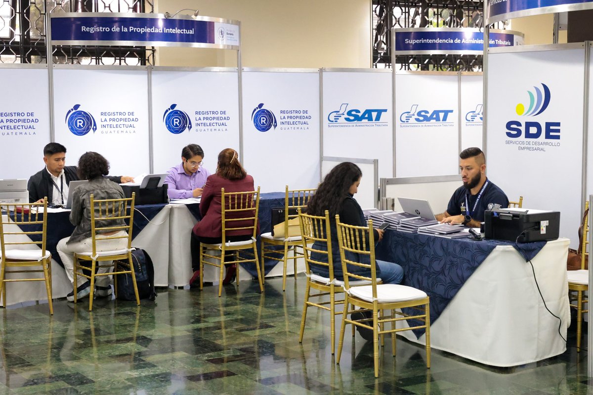 MINECOGT's tweet photo. ¿Dónde inscribo mi empresa? ¿Cómo protejo el nombre de mi negocio? ¿Qué requisitos necesito para comenzar?

Durante la Jornada de Formalización Empresarial organizada por el Viceministerio de Desarrollo de la MIPYME, emprendedores y propietarios de negocios recibieron orientación directa y avanzaron en gestiones clave para fortalecer sus empresas.

El @RegistroMercant acompañó la inscripción de negocios y entregó patentes de comercio a quienes completaron el proceso. El #RegistrodelaPropiedadIntelectual brindó asesoría para proteger la identidad comercial y apoyó la presentación de solicitudes de registro de marca.

Los participantes también resolvieron consultas y recibieron orientación de la @SATGT, el @IGSS_gt, el @MINTRABAJOGuate, el @MinSaludGuate y el @marnguate, de acuerdo con las necesidades de cada actividad empresarial.

#GuatemalaGarantizaTodoLoBueno