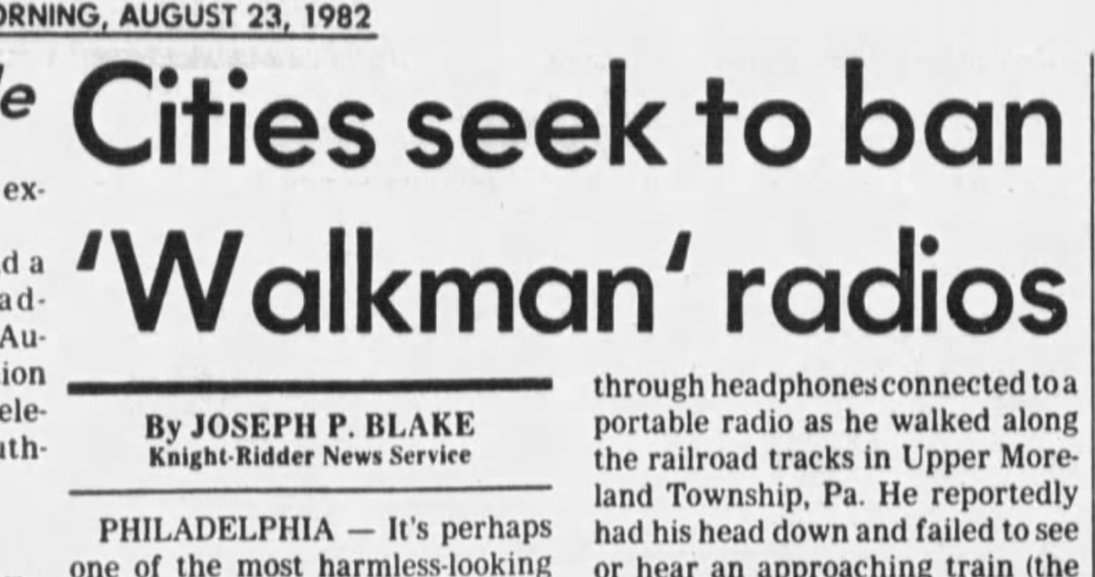 marcvidal's tweet photo. En agosto de 1982 varias ciudades de Estados Unidos querían prohibir el Walkman.

El argumento oficial era la seguridad. Un chico murió arrollado por un tren en Upper Moreland, Pensilvania, porque llevaba los cascos puestos y no lo oyó llegar. 

Pero debajo de la ordenanza había otra cosa: molestaba que alguien pudiera caminar por la calle con una banda sonora que los demás no compartían. El aislamiento voluntario en público resultaba indecente.
_
Cuarenta y cuatro años después ese titular sigue funcionando perfectamente. Solo hay que sustituir la palabra Walkman por la IA o las redes sociales.

Por cierto, nunca prohibimos el Walkman. Aprendimos a mirar antes de cruzar.