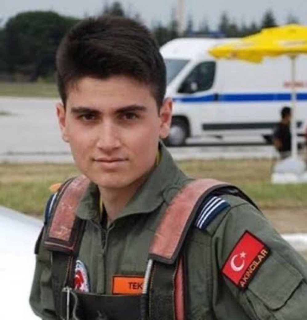 naftalanjaa's tweet photo. Hava Harp Okulu öğrencisi Murat Tekin, 15 Temmuz 2016’da İstanbul Boğaziçi Köprüsü'nde linç edilip, başı kesilerek katledildi. 7 yıl sonra masum olduğu anlaşıldı.

#WennDasRechtSchweigt

MaviOtobüs2 Belgeseli https://t.co/10To4n47t6