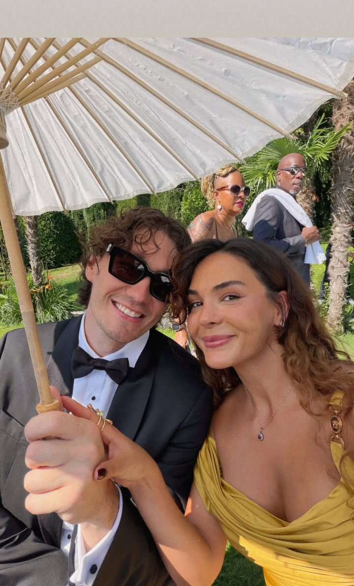 rainbowebru4953's tweet photo. Couple goal💯💯😍🫠 #EbruŞahin #CediOsman https://t.co/XQWa5wRQ8R