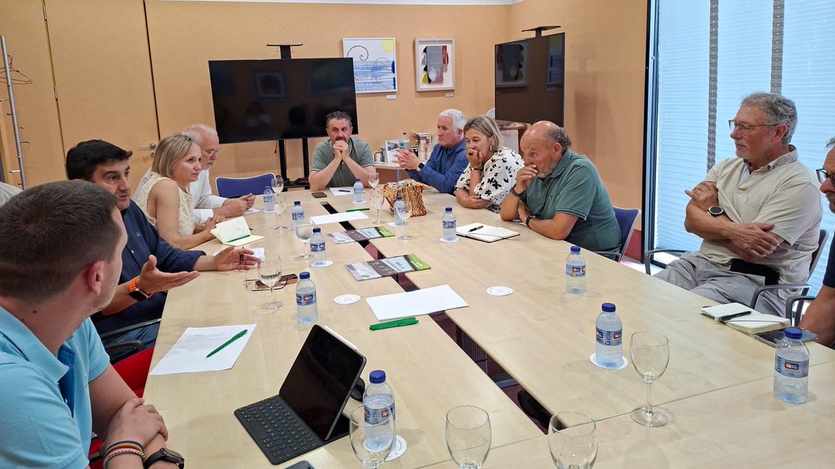 blancolobeiras's tweet photo. Santiago necesita un Concello que sexa aliado das empresas, non un obstáculo. Hai que eliminar atrancos e acompañar a quen inviste, emprende e crea emprego.

Grazas á Asociación Empresarial do Tambre por compartir as súas propostas e visión de futuro. 

#SantiagoCapital https://t.co/lUe8BtXjwh