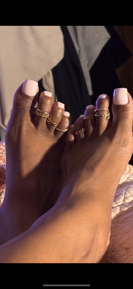 LillithRoseXXX's tweet photo. Who’s going to be one of my new followers 😏😘 #feetworshi̇p #feetfetısh #bbw #milf #retweet #ebony https://t.co/Fs7uoYxaSh