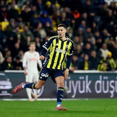 Transfer_Hub1's tweet photo. 🚨 ÖZEL | Zeki Çelik'in bonservis bedeli olmadan Juventus'a transfer olmasının ardından Roma, Fenerbahçe'nin 27 yaşındaki Türk milli sağ beki Mert Müldür'ü gündemine aldı. https://t.co/7hP0maB1xB