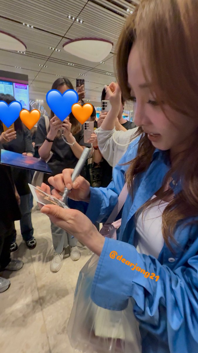 dearjang21's tweet photo. Have a safe flight!! 💙 
See you soon!! 🧡
@krungy21 https://t.co/4Dpe1k7IW1