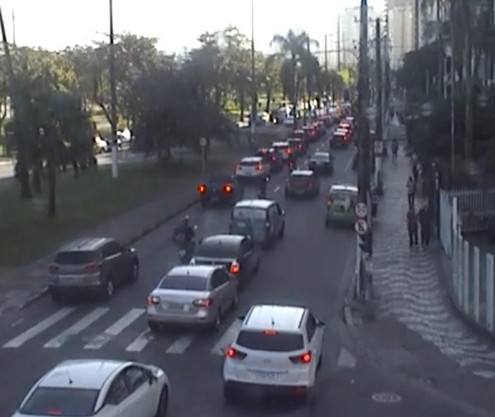 CetSantos_'s tweet photo. 🚦 Atenção, motoristas!

⛔️ Há lentidão na Av. Vicente de Carvalho, no trecho entre a Av. Conselheiro Nébias e a Av. Washington Luiz, devido ao alto fluxo de veículos.

✅ Para melhorar a fluidez do trânsito, foi solicitada uma alteração na programação dos semáforos, priorizando o fluxo no sentido Ponta da Praia → José Menino.