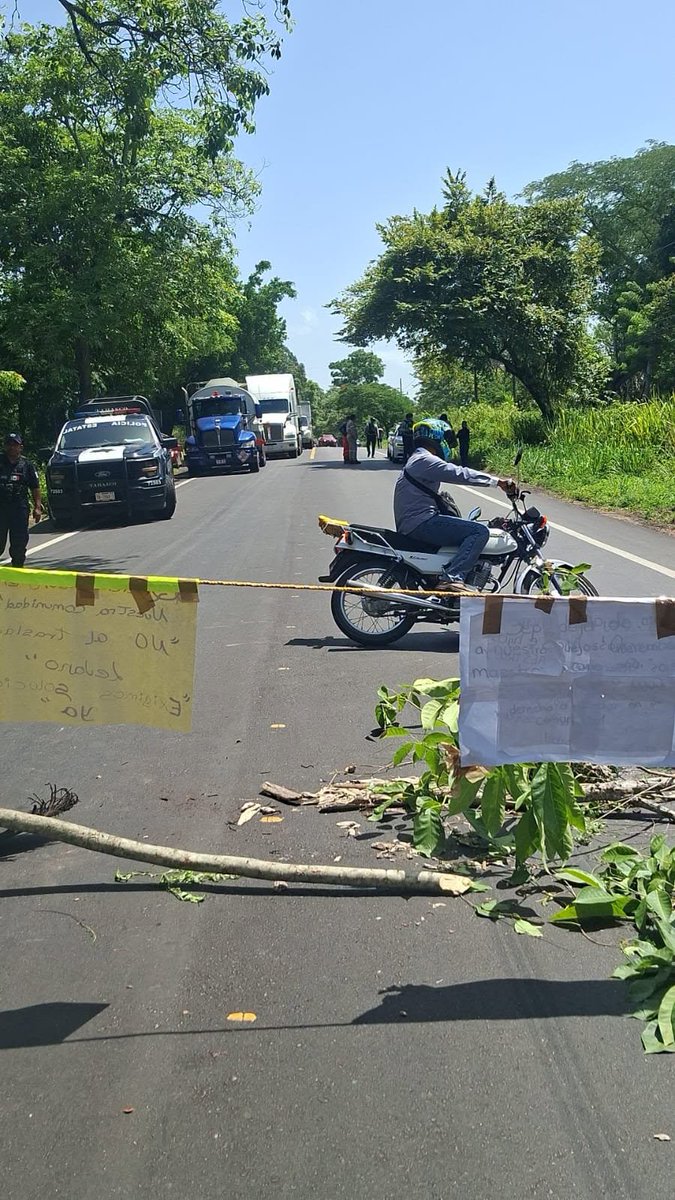 XHVXTabasco's tweet photo. 🔴 #Entérate II Reportan bloqueo a la altura de Villa el Cielo en la carretera Villahermosa–Teapa. 

Arriban elementos antimotines y personal de la #Setab para entablar el diálogo. https://t.co/ubFt2GmM20