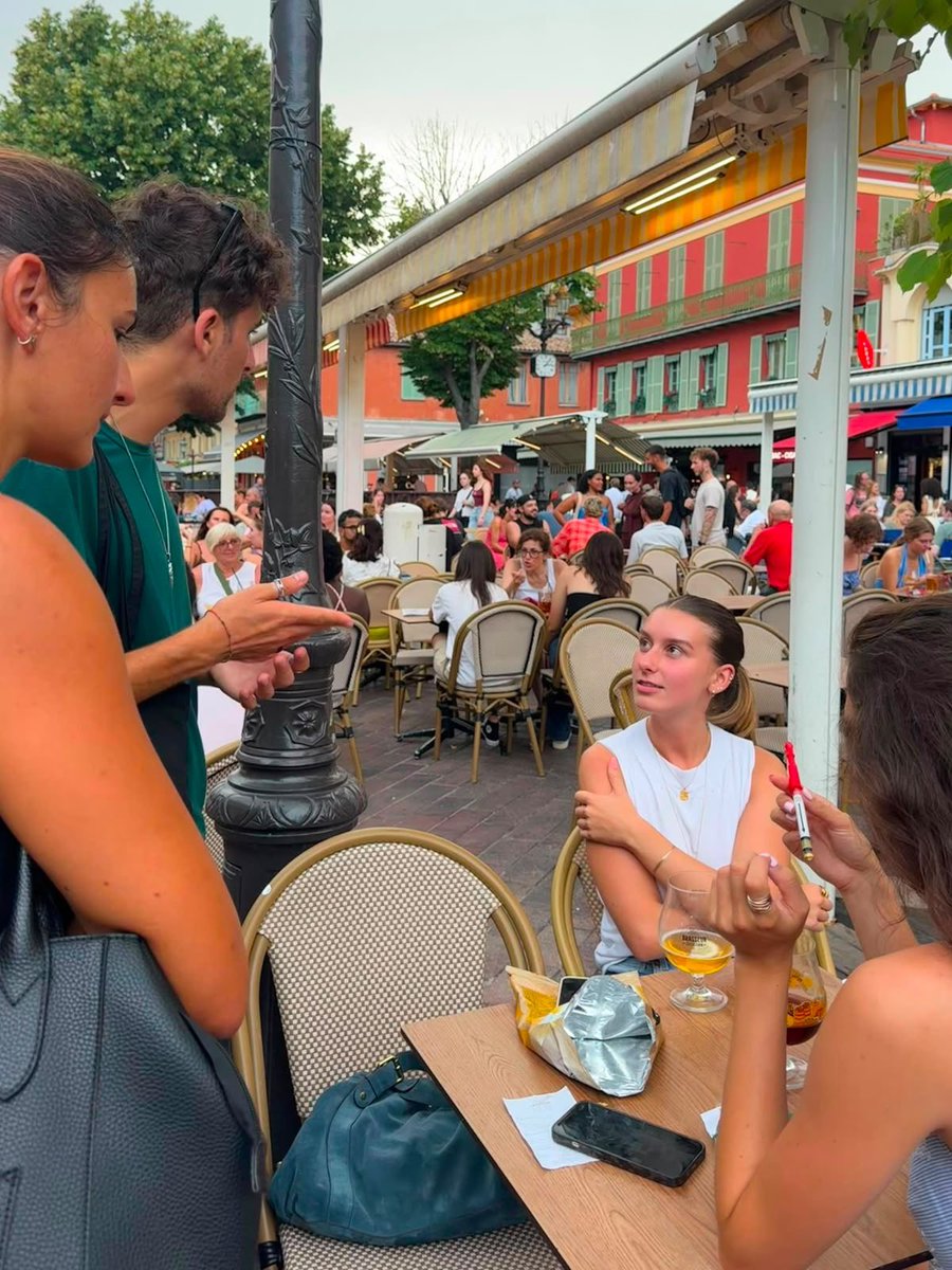 GADDICTIONfr's tweet photo. 🛵 Nos équipes mobiles itinérantes  sensibilisent autrement, via des discussions, des questions/réponses ou encore des démonstrations d'éthylotests. 

🤝 Le @prefet06 nous soutient dans ces actions pédagogiques sur le terrain. https://t.co/Hh3wo1Ugvx