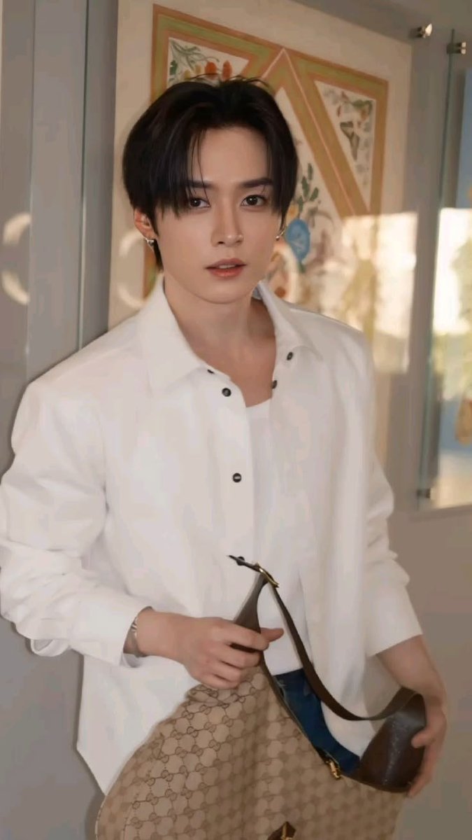 bittenbyflx's tweet photo. has anyone watched daemons of the shadow?? cause I did and now I cant stop thinking about deamon pair hyunlix and their master lino~ sun&amp;moon pair who turns to a ferret and a chick so that they can sit on their master's shoulders or nap on his lap https://t.co/0PhNz7EeSW
