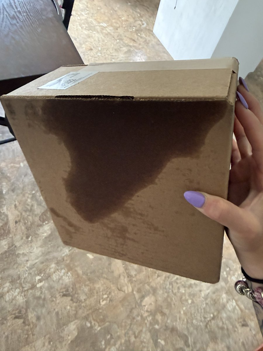 l8terl0serz's tweet photo. I don’t even wanna finish opening it 🥲🥲🥲🥲 but it smells good @_megmoroney @moroneyhq https://t.co/GUH6ZGq506