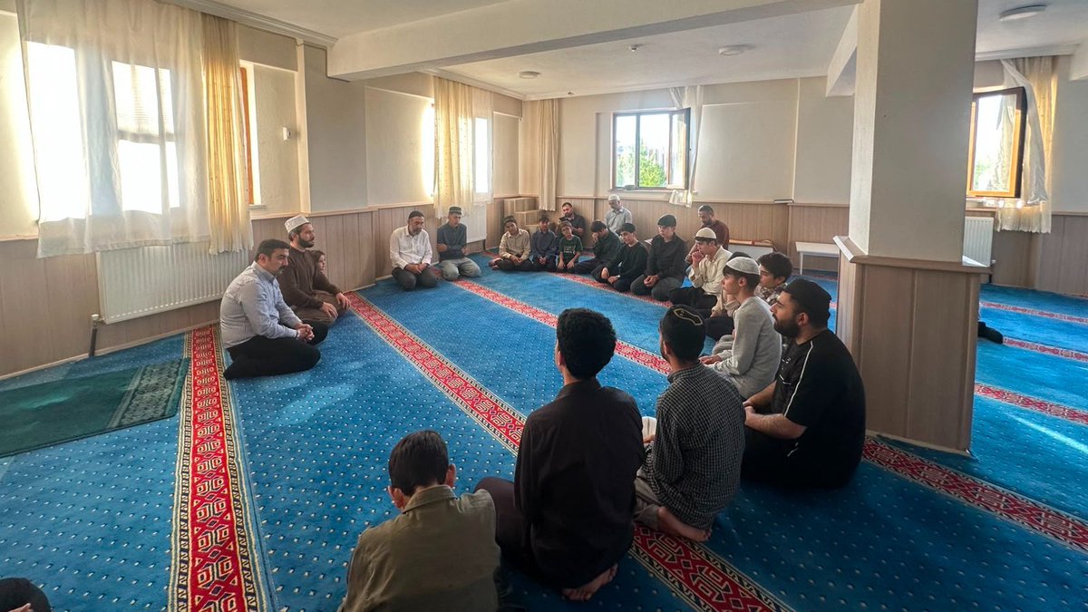 tcgenc_'s tweet photo. Kaymakamımız Muhammed Burak AKKÖZ, İlçe Müftülüğüne bağlı Kardeşler Yatılı Erkek Kur'an Kursu'nda hafızlık eğitimi alan öğrencilerimizi ziyaret etti.

Hafızlık eğitimi alan öğrencilerle bir araya gelen Kaymakam Muhammed Burak AKKÖZ, öğrencilerle bir süre sohbet edip hasbihal ederek istek ve taleplerini dinledi.

Kur'an Kursu öğreticileriyle de bir araya gelen Kaymakamımız, dinî eğitim, verilen hizmetler ve yürütülen çalışmalar hakkında bilgi aldı.

Ziyarette Kaymakam AKKÖZ'e İlçe Müftüsü Ferhat MAT eşlik etti.

@akkoz_burak