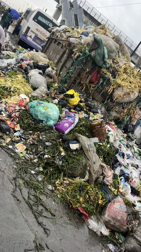 Ogaba1's tweet photo. @sunkybanks @KMR42 @Adebayoadesanya Take a look at this. After the citizens have disposed of their waste at the designated collection point, the authorities still refuse to evacuate it. https://t.co/i5x32AhOC8
