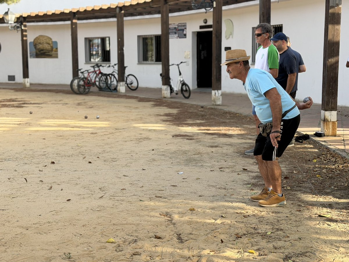 donanacomunica's tweet photo. ➡️ Tarde de petanca en Matalascañas de la mano de la iniciativa ‘Deporte en la calle’.
#Almonte #ElRocío #Matalascañas https://t.co/iUuZIoMBIG