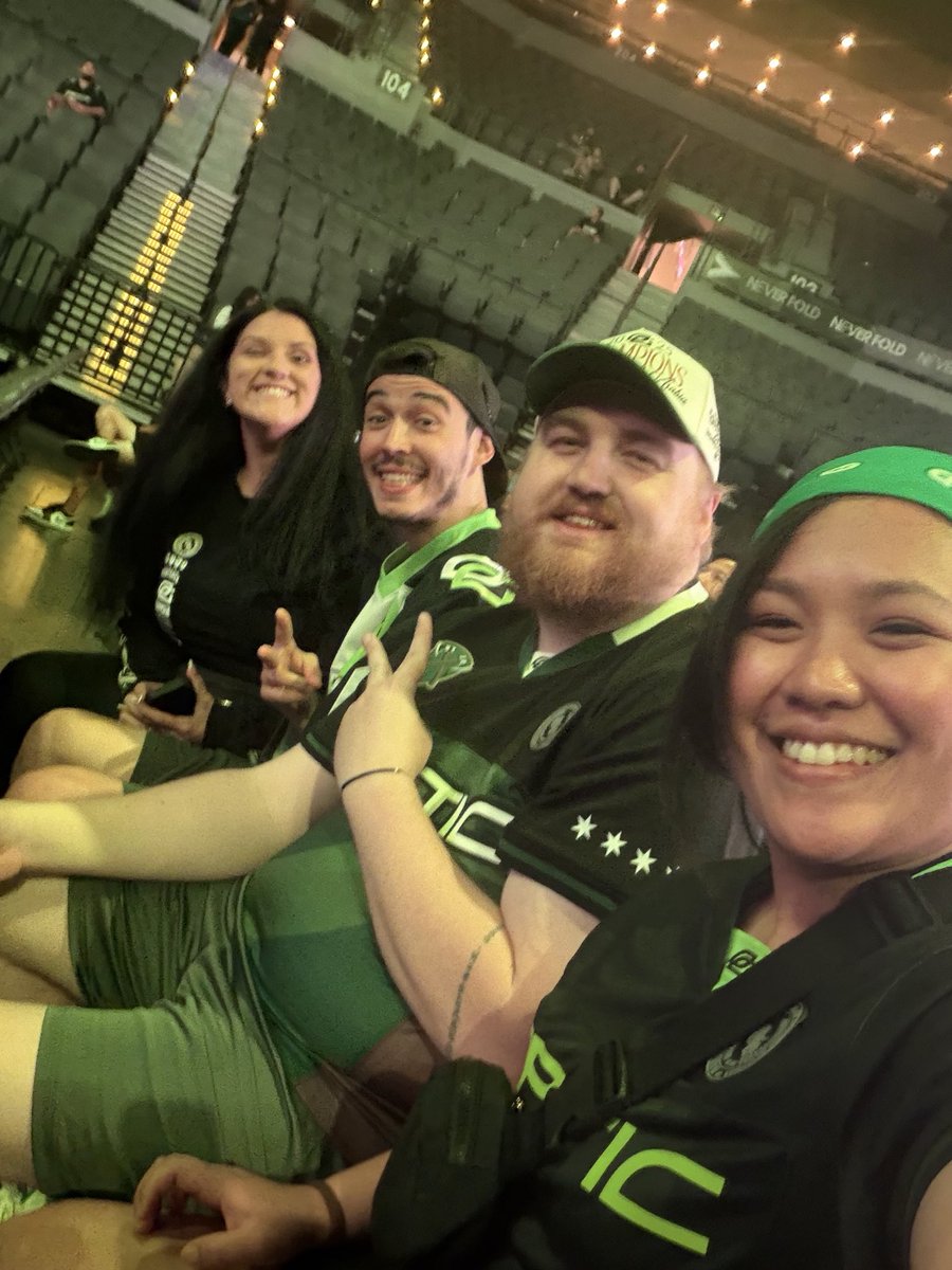 _mulannnn's tweet photo. With the crew on this fine Friday at #codchamps 💚 LFG!!!! 👊🏼 https://t.co/oWRUYUUhd3