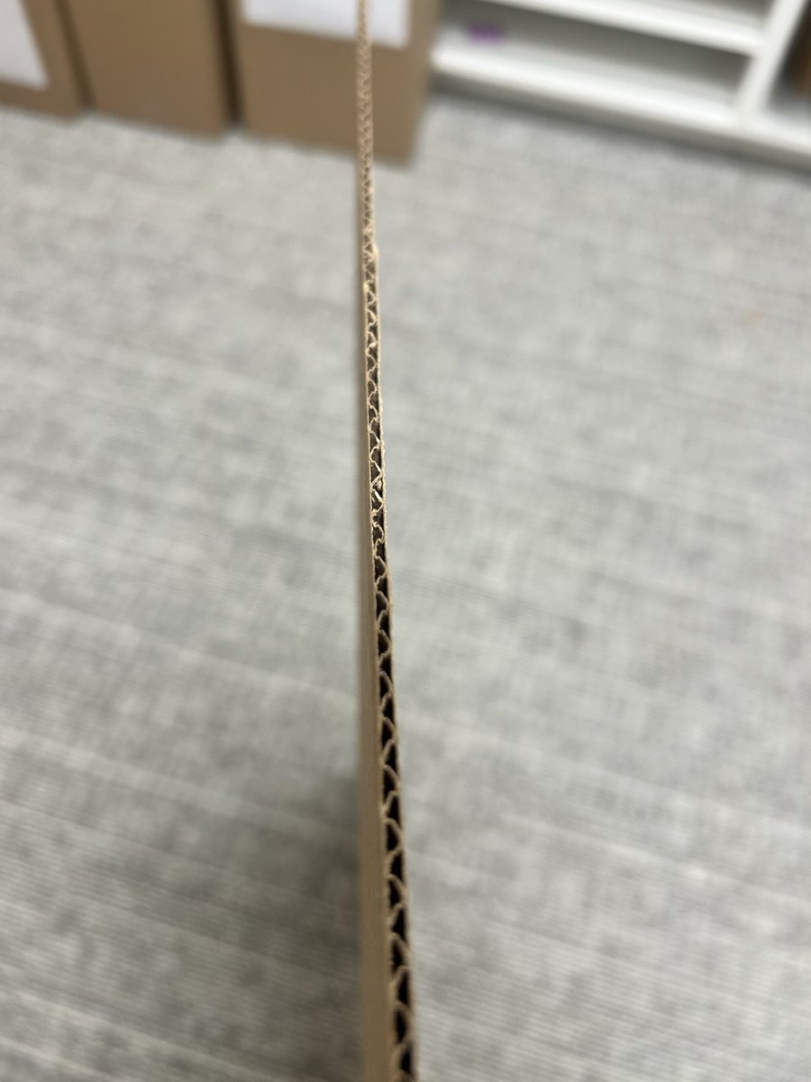 BoxesForever's tweet photo. The wavy part on a corrugated box is the “medium” paper. A single wall box consist of two liners and a medium. The wave height and length is called the flute. “C” flute is the most common. https://t.co/mCyIAOTzep