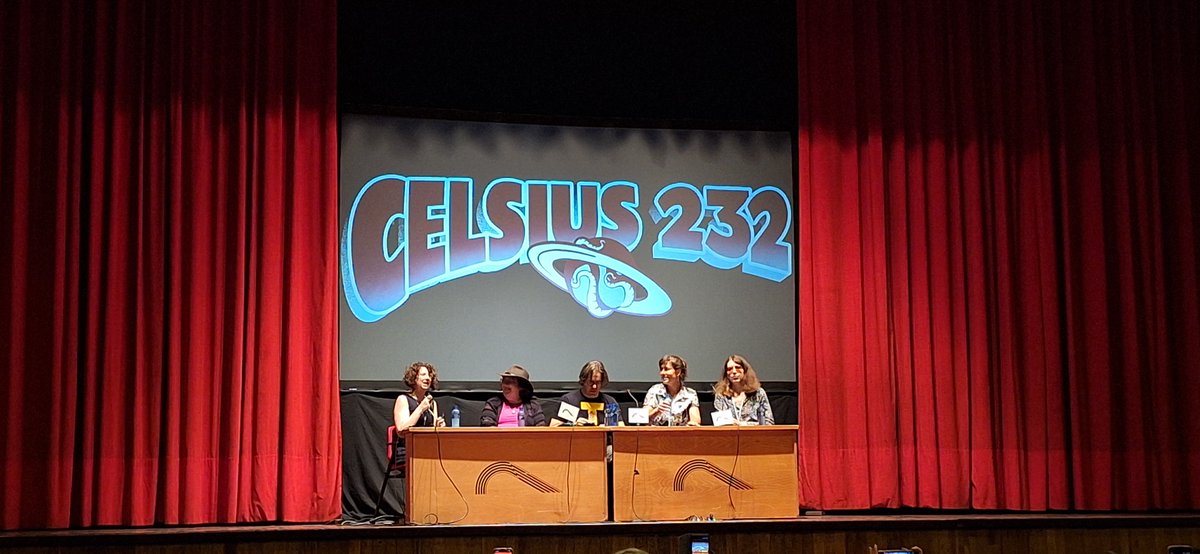 iscariot's tweet photo. Y ahora, tras un buen helado, la charla de "Nuevos mitos para el siglo XXI: Desgarrando las costuras de la fantasía clásica" con T. Kingfisher, Alix E. Harrow y Samantha Shannon en #celsius2026 https://t.co/BNU1qtDih3