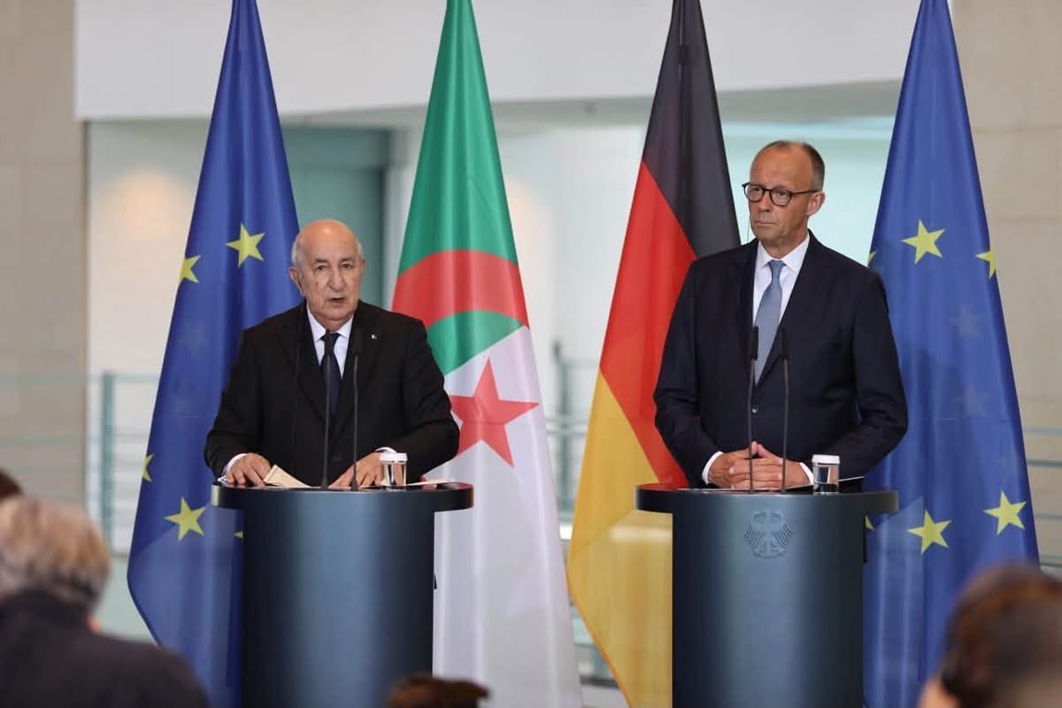 PerspectiveDZ's tweet photo. [#Energie][#Hydrogène][#EuroMed] 

🇩🇿🇹🇳🇮🇹🇦🇹🇩🇪

Hydrogène : Tebboune et Merz annoncent le lancement du projet SoutH2 Corridor dans les prochains mois 

Le président Algérien et le Chancelier allemand ont réaffirmé, ce jeudi à Berlin, leur volonté de concrétiser le projet SoutH2 Corridor devant transporter l’hydrogène vert produit en Algérie vers l’Allemagne en traversant la Tunisie, l’Italie et l’Autriche. 

Le chancelier allemand a exprimé le vif intérêt de son pays pour ce projet, précisant que l'Allemagne "œuvrera, avec l'Algérie et l'Italie, à aller de l'avant dans la réalisation du Corridor sud de l'hydrogène, au cours des prochains mois".