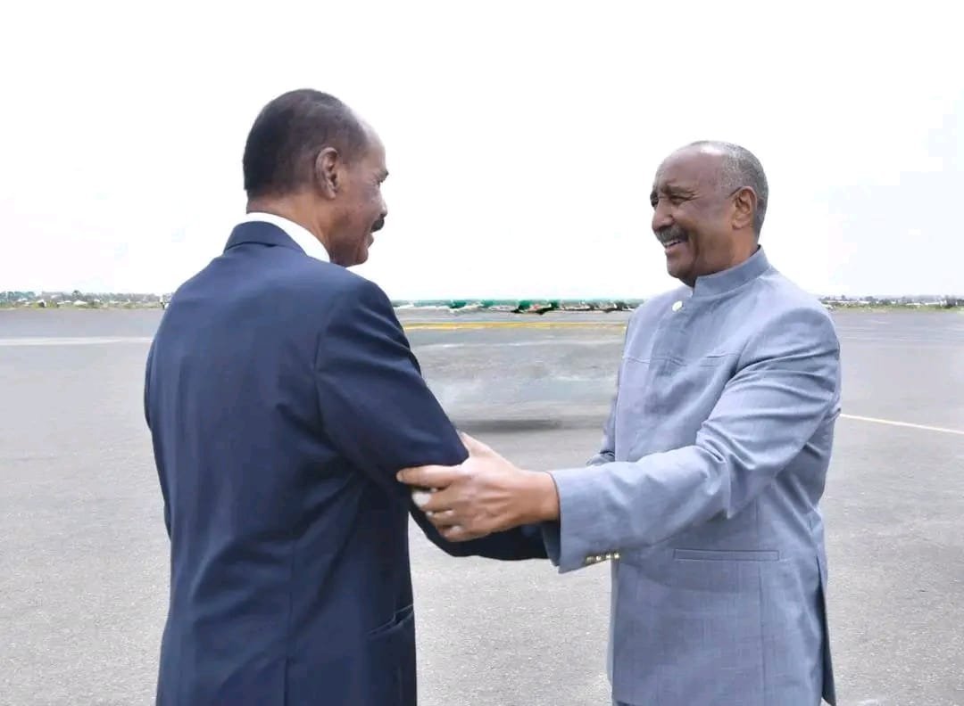 solomonyafet072's tweet photo. #AlBurhan in #Eritrea: Seeking regional support amidst internal strife. #Sudan's leader meets with #Afwerki, a long-standing regional actor. This meeting highlights the interconnectedness of regional conflicts and the constant search for leverage. https://t.co/p9HcXDsFsP