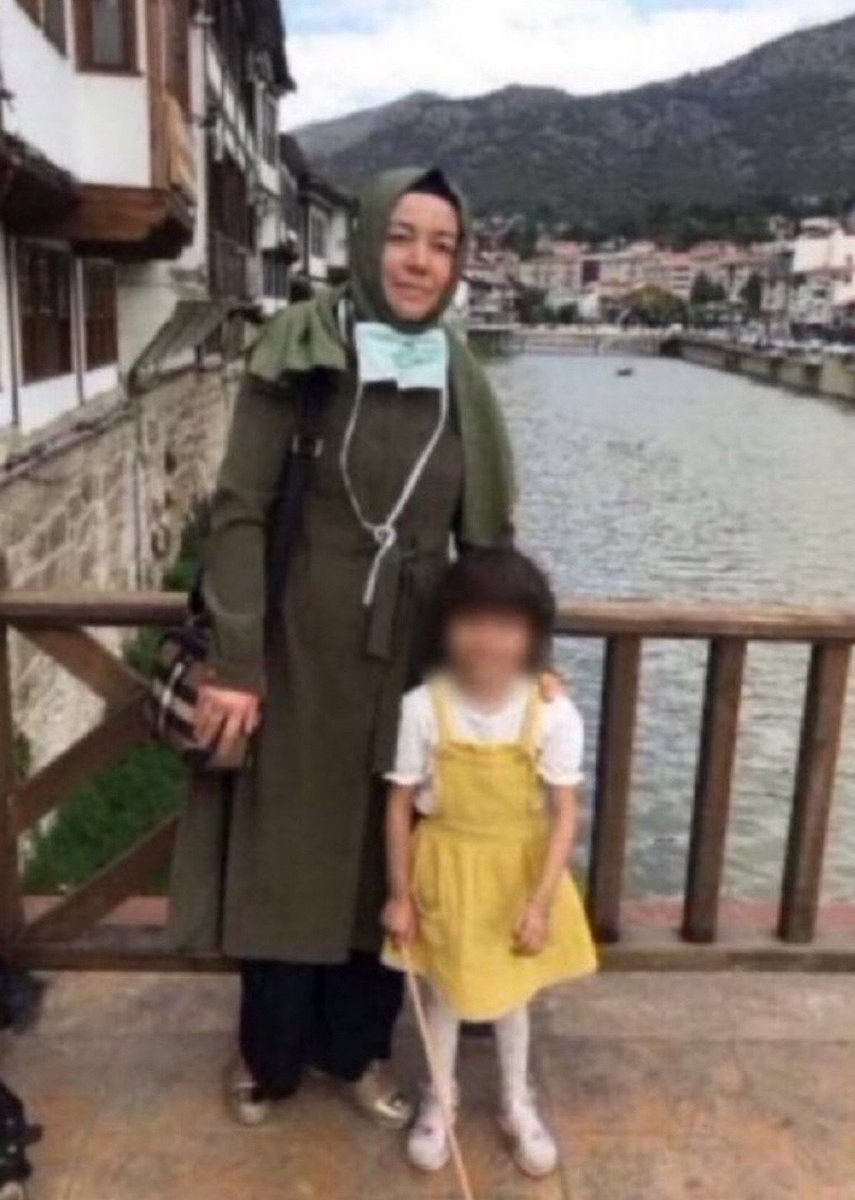 Tutsak_Bebek's tweet photo. Ayten İçten Erdoğan, 2022 yılından beri cezaevinde. Eşi tahliye edilse de bu kez çocukları annelerinden ayrı kaldı.Nilgün, ailesiyle birlikte özgür ve huzurlu bir hayat yaşayacağı günü bekliyor. Bir çocuğun en büyük arzusu, anne ve babasına kavuşabilmektir. 
@MSTanrikulu 
#WennDasRechtSchweigt
MaviOtobüs2 Belgeseli