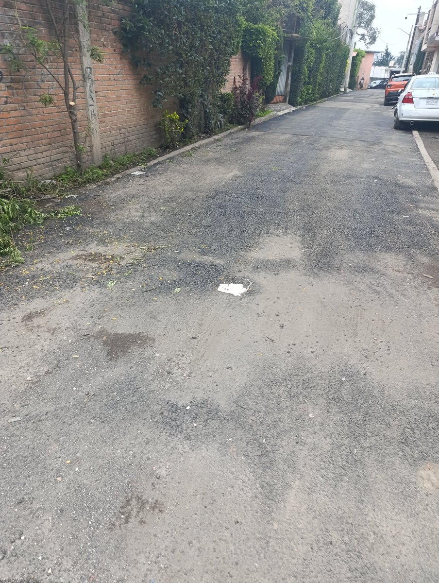 MarcoTo49449806's tweet photo. @Gabyosoriohdz @TlalpanAl @TlalpanVecinos 
Se agradece el bacheo de un tramo de la calle Halachó, cerca de la ciclopista. Sin embargo, a escasos 10 metros, en la misma calle, quedaron varios baches sin reparar. Ojalá puedan intervenir también ese tramo. https://t.co/3luoGjhUGJ