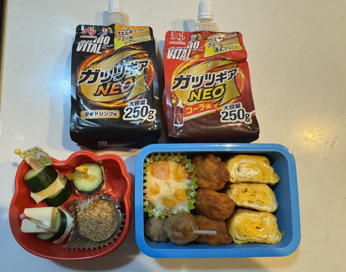 Nyo_tan45's tweet photo. おはようございます✨
今日はバスケ弁当！！
このお天気じゃおにぎり腐りそうだから、コンビニで買うことにした🍙
明日も練習試合あるし、ガッツギア買いに行かないと💦
塾の送迎がてら行ってきま🚙
ドンキもう空いてるよね？？？ https://t.co/FX3ZdOzxuW