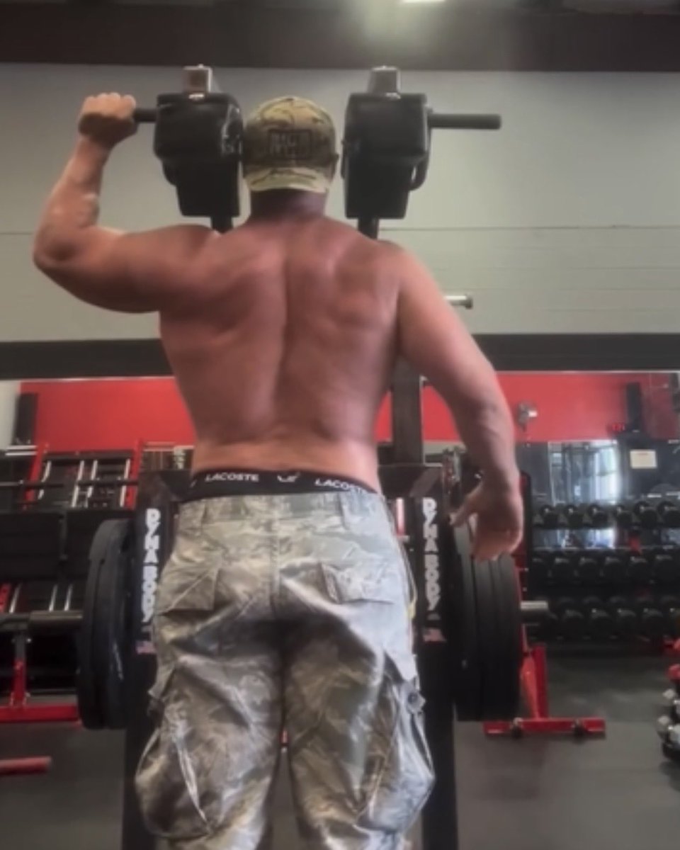DaddyGoneMilder's tweet photo. How’s the back of this 50 yo dad looking?#muscledaddy #musclebear #muscle https://t.co/lMcCkNcYN2
