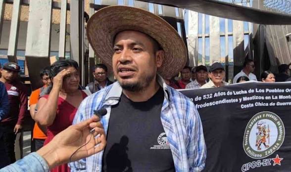 azucenau's tweet photo. 🚨Detienen a Jesús Plácido Galindo, promotor del Consejo Indígena y Popular de Guerrero Emiliano Zapata (Cipog-EZ)

Familiares e integrantes de la organización señalaron a @elsurdeguerrero que el arresto ocurrió alrededor de las 14:30 horas y que, hasta el momento de su reporte, desconocían su paradero y el delito que se le imputaría.

El Cipog-EZ afirmó que tampoco tenía conocimiento de alguna carpeta de investigación abierta contra el dirigente indígena.

📷Jessica Torres @elsurdeguerrero