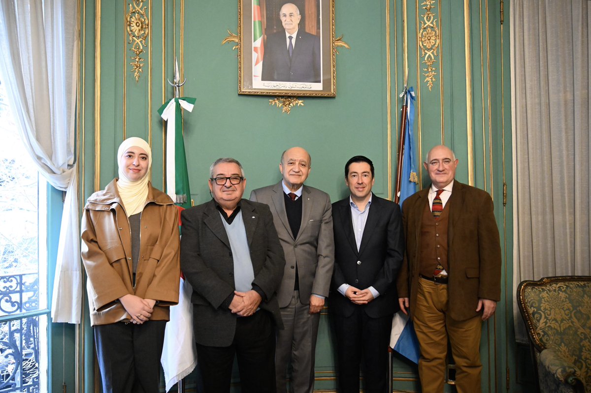 Nardini_Leo's tweet photo. Con el embajador de Argelia en la Argentina, S.E. Sr. Lotfi Sebouai, mantuvimos una reunión para fortalecer vínculos de cooperación y generar nuevas oportunidades de trabajo conjunto entre ese país, la provincia de Buenos Aires y Malvinas 🇦🇷🤝🇩🇿 

Dialogamos sobre una agenda común vinculada al desarrollo productivo, el comercio, la innovación y la seguridad alimentaria, con el compromiso de seguir construyendo puentes que beneficien a nuestras comunidades. Además, acordamos una próxima visita del embajador a nuestro distrito para continuar profundizando este camino.