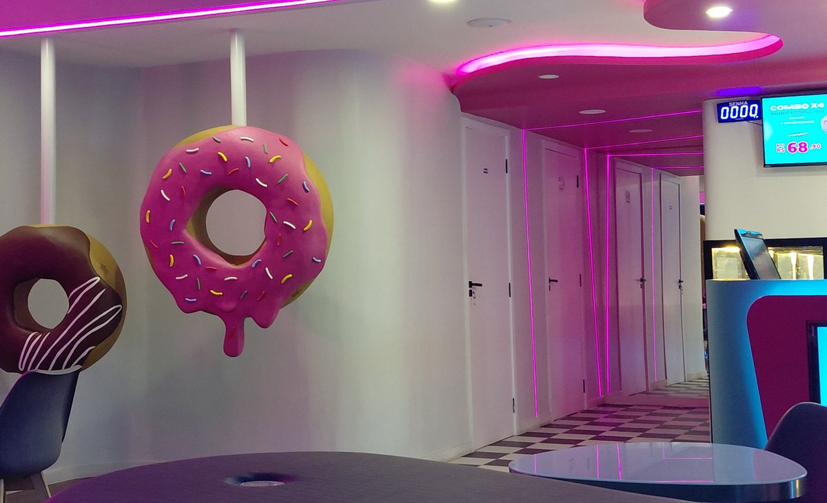 silksvng's tweet photo. moots to numa loja de donuts mó bonitinha https://t.co/hxhC6p5pZA