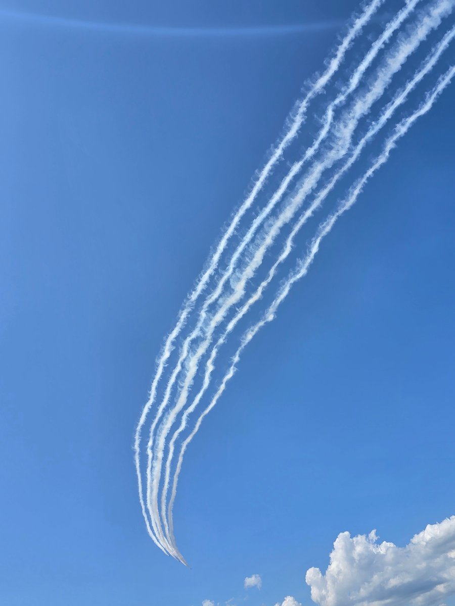 den57577's tweet photo. NHK短歌写真部 投稿

テーマ詠：「ブルー」で一首

青空へ六つの軌跡伸びゆきて君と見上げし空そのままに

#短歌写真部 #NHK短歌 #短歌 #tanka #短歌フォト #ブルーインパルス https://t.co/IPFuCykPVj