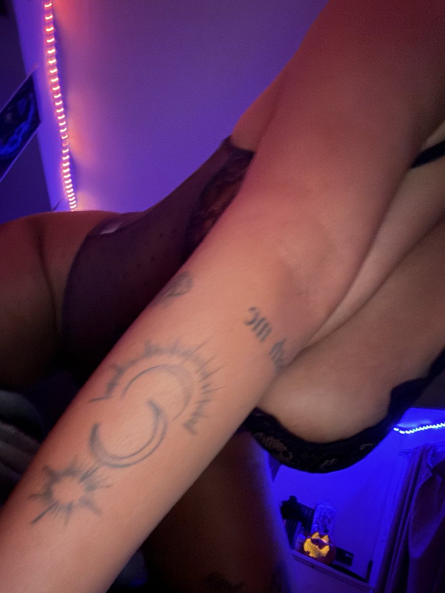 theyloveval26's tweet photo. You should be obsessed with me enough to send me $100 rn https://t.co/wINbKsIYPK