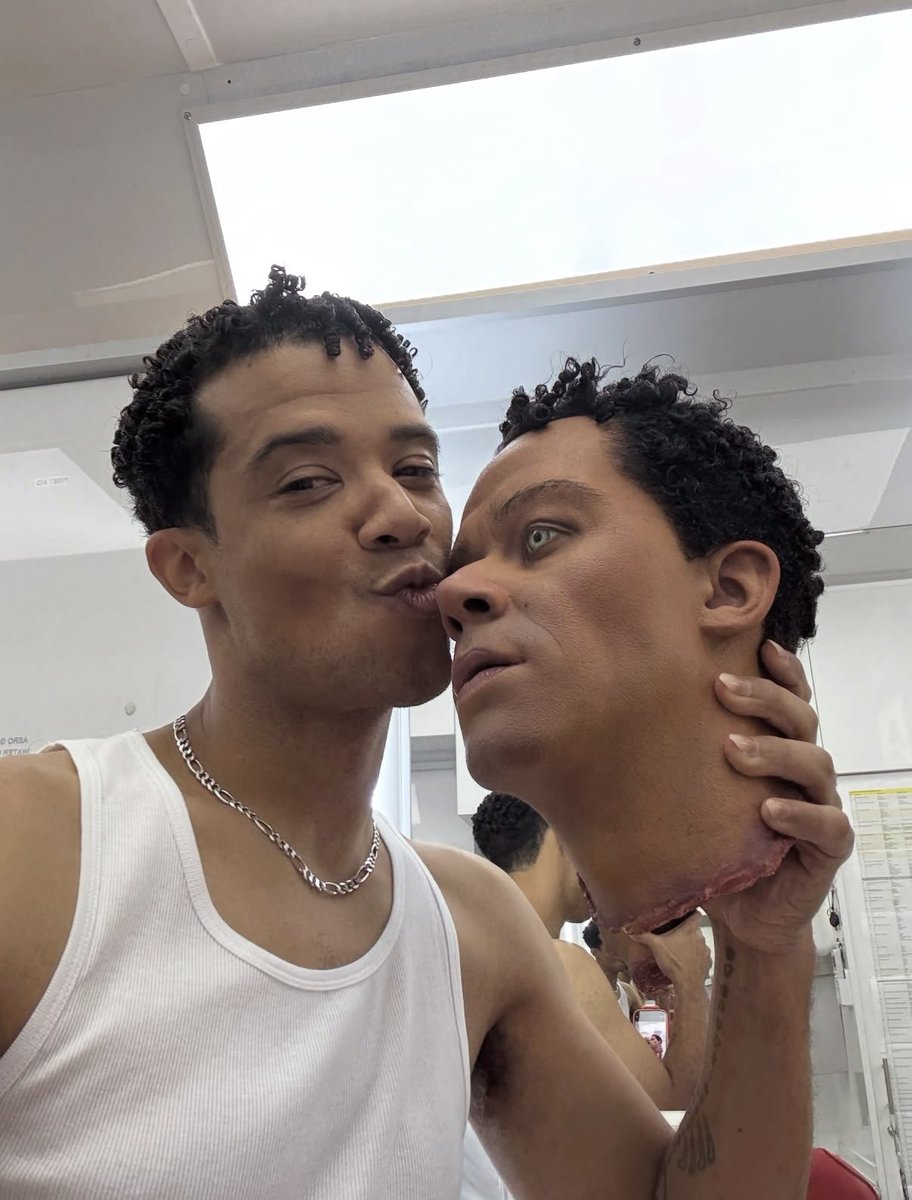 iwtvupdates's tweet photo. Jacob Anderson strikes a pose with Louis' severed head in new shots shared on his Instagram! https://t.co/uGDZ3XH37d