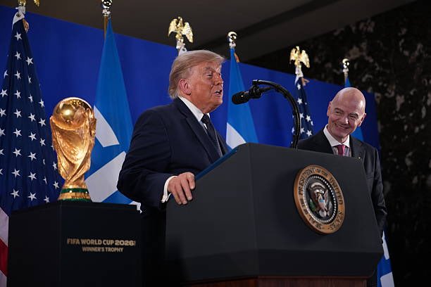 Mercado_Ingles's tweet photo. 🚨🗣️ Donald Trump: 

“Inglaterra tiene un gran jugador, con quien jugué golf, es Harry Kane. Creo que tal vez COMETIERON UN ERROR AL PONERLO A DEFENDER. Pero qué sé yo de soccer.” 🏴󠁧󠁢󠁥󠁮󠁧󠁿🇺🇸 https://t.co/JhMCx4j6g4