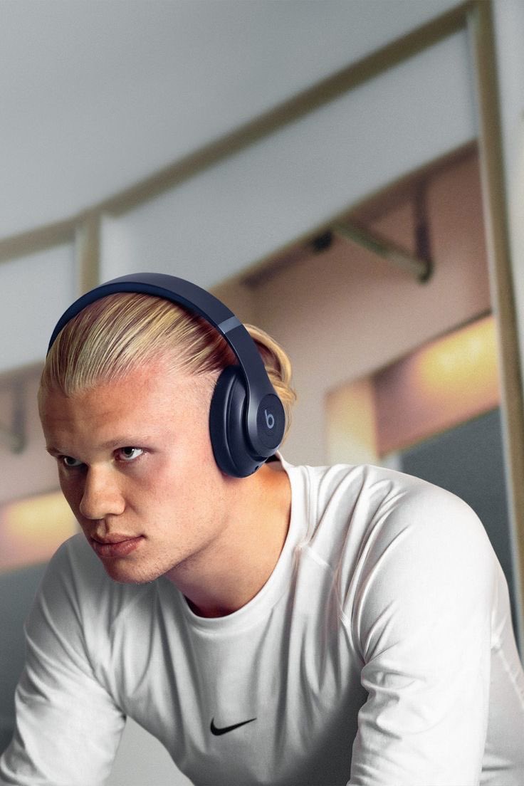 ehaalanddaily's tweet photo. Calm. Focused. Effortlessly handsome. 🎧 https://t.co/W3P0wyrJlg